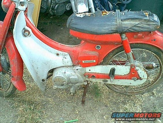 yamaha2.jpg side view. it is a 50CC 2 stroke with seprate oiler it does the mixing. it has electric start too.