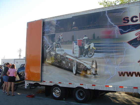 dsc00856.jpg Kent said the truckers were talking it up on the 2200 mile trip to LACR once they saw the trailer.