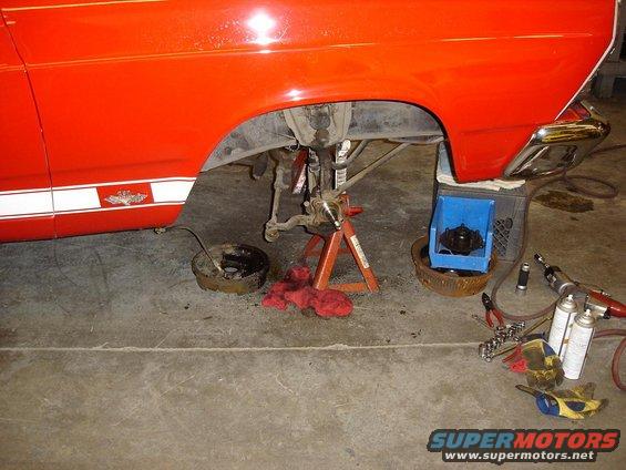 pic1b.jpg Down to the spindle.  You can see the old hub in the blue tub.