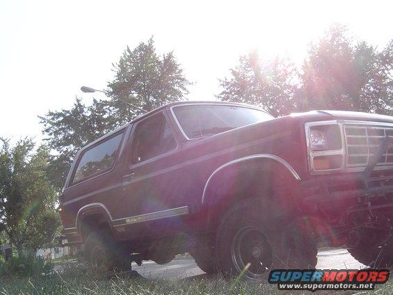 1986 Ford Bronco 3q-front view, red exterior