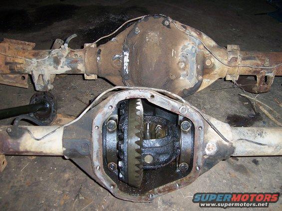 100_1722.jpg D70 Compaired to a D60 ( no cover)