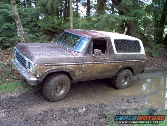 bronco-002.jpg Starting out on the power lines with 4 of our jeep buddies.