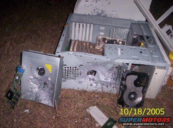 1_0323.jpg CD drive on the left, what's left of the floppy in the center there (still in the case) and the HDD on the right.