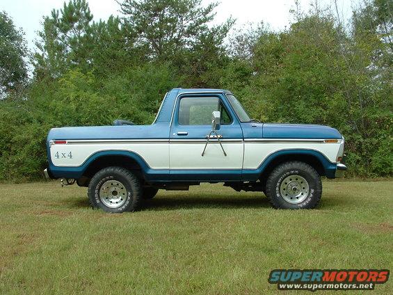 1979 Ford Bronco, blue and white two-tone paint, 4x4 decal on rear fender