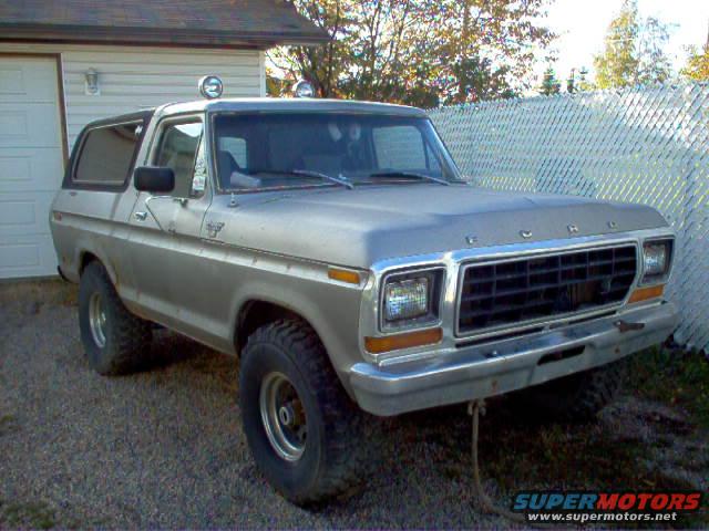 Silver 1979 Ford Bronco 3/4 front view