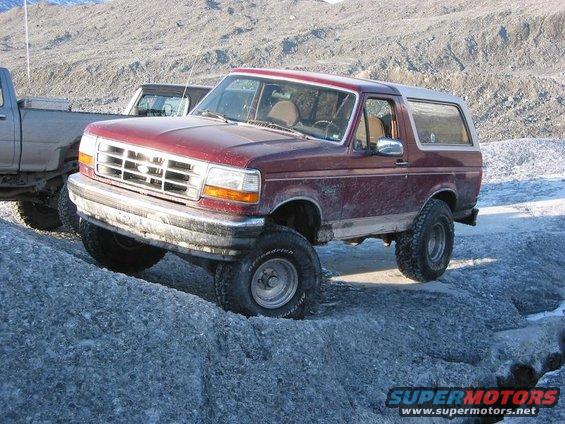 img_2992.jpg Bronco Sitting on the glacier. Ya, thats as far as the beast would drive up the ice. Stupid ATs.