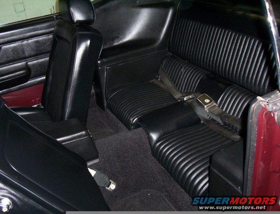 000_0630.jpg Interior - Back Seat - Shade