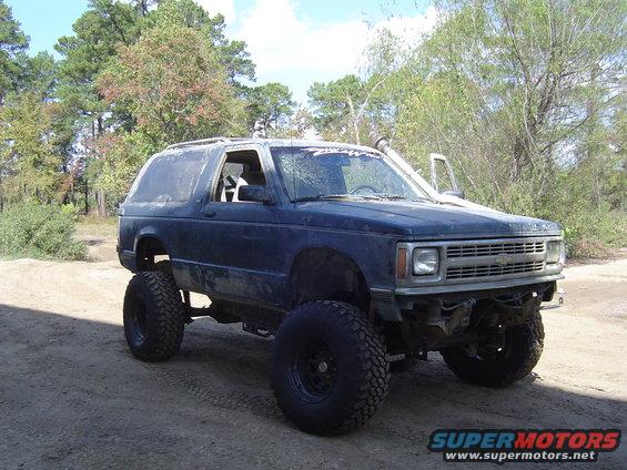 1992 Chevrolet S10 SUV, dark blue, lifted with off-road tires