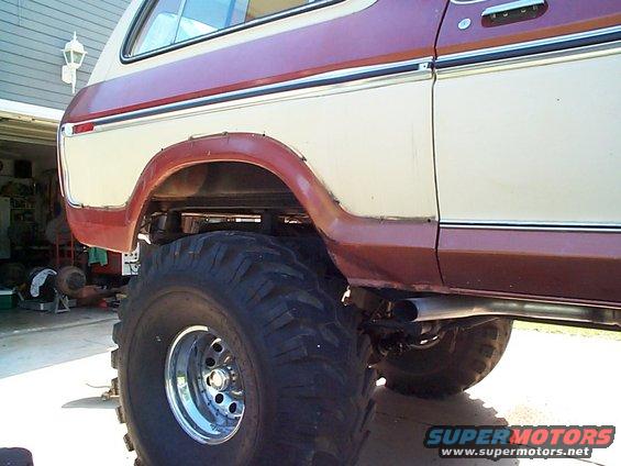 Rear fender flare on a two-tone 1979 Ford Bronco with large tires