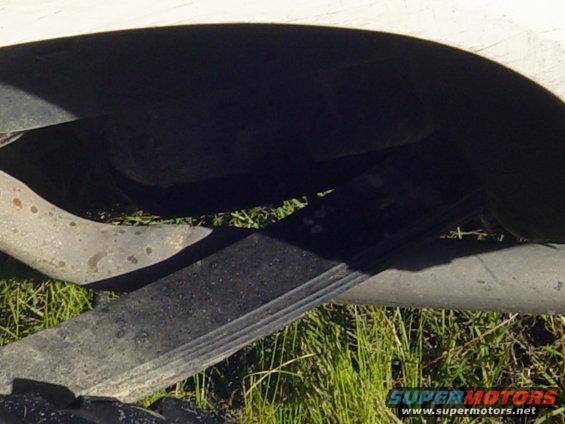 Rear leaf spring suspension on a vehicle