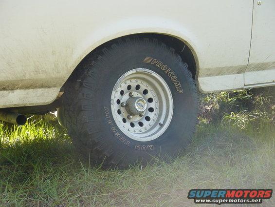 1989 Ford Bronco side view showing the front wheel and fender with Pro Comp Mud Terrain tires