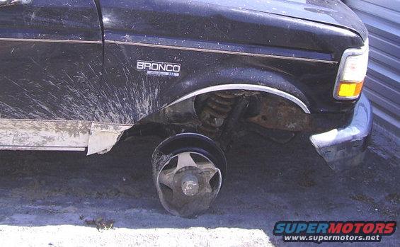 1993 Ford Bronco front fender damaged, wheel missing rim