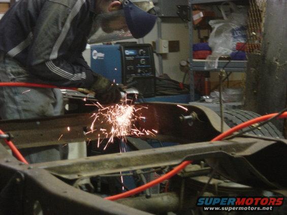 dsc00485.jpg Cutting out some wafer-thin "dead" metal that will trap moisture and cause more rust later.