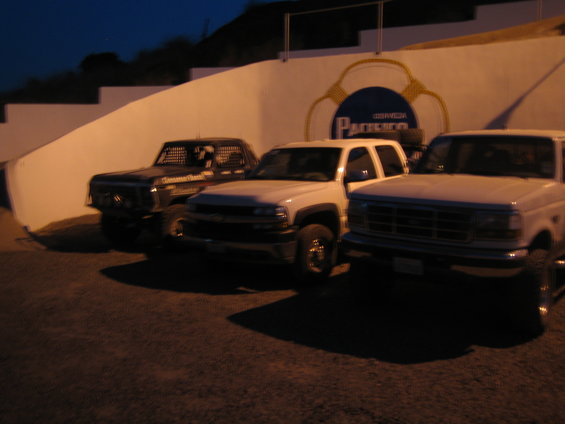 img_0728.jpg Race Truck & chasers all parked together!
