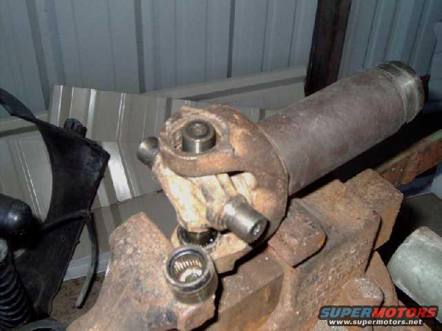 driveshafts8.jpg flip over, remove cap