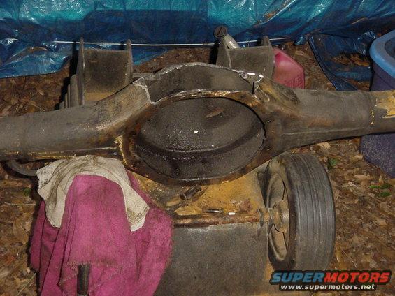 Modified rear axle assembly with cut differential cover