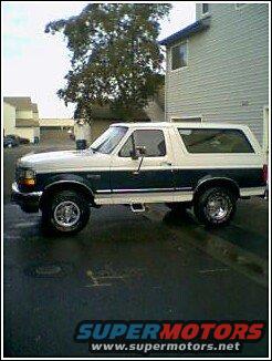1995 Ford Bronco two-tone paint, side view. Supermotors.net watermark