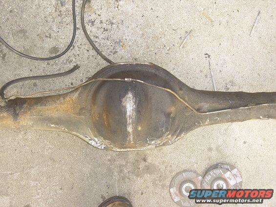 Rear axle differential with brake lines
