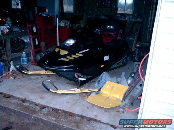 dsc00001.jpg Front corner, notice SLP UltraLite ski's and blacked out Mach 1 hood.