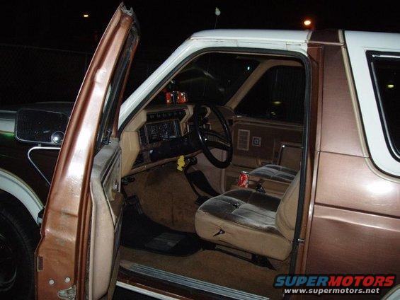Looking in to the truck. (you can tell its mine by the fact its been here for  less then 12 hours and theirs already a vanilla coke can  sitttin in it.)