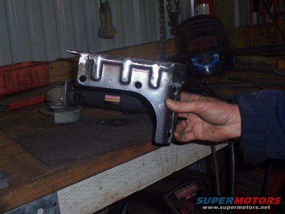 100_2341.jpg body tie in brackets, to the stock targa location