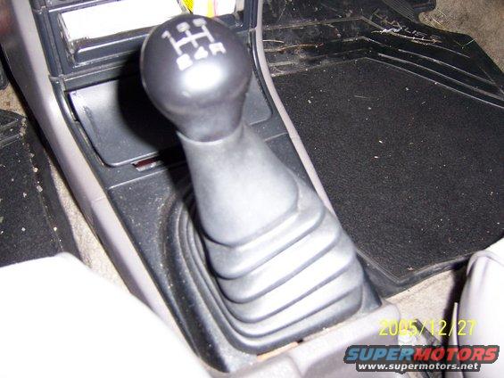 000_0044.jpg Factory shifter, short-throw shifter to be added soon.