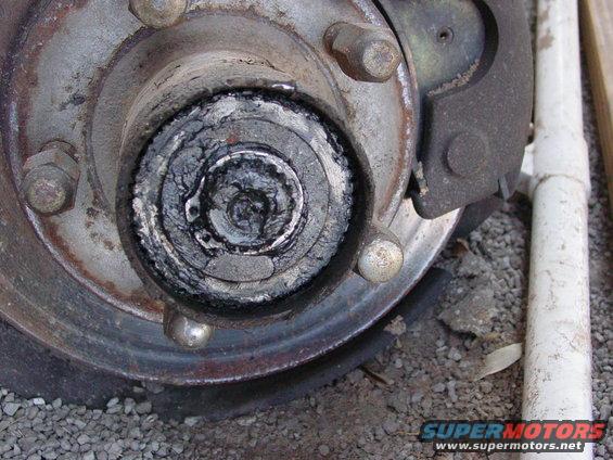 bronco-004.jpg hub with cap removed