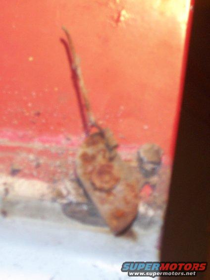 picture-029-tailgate-end-retainer-clip.jpg This retainer clip is attached to the acorn nut that hold the trim on. These nuts are on the far ends of the tailgate. There are four of them. 