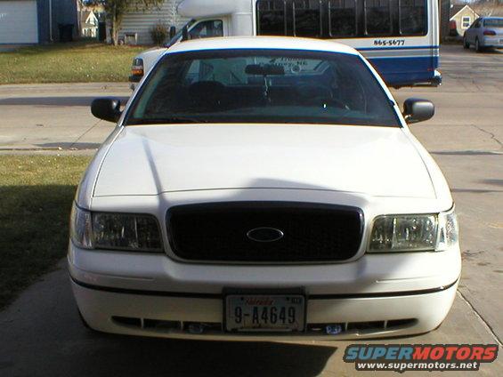 White 2000 Ford Crown Victoria front view with black grille and license plate 9-A4649