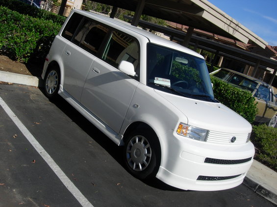 White 2006 Scion xB, 3/4 front view