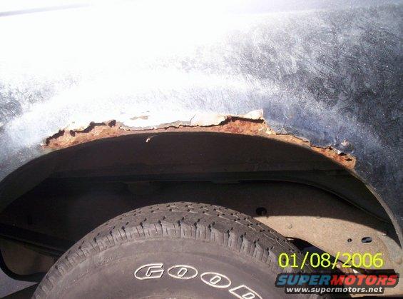 pass-rear-lip-2.jpg Pass side rusted area