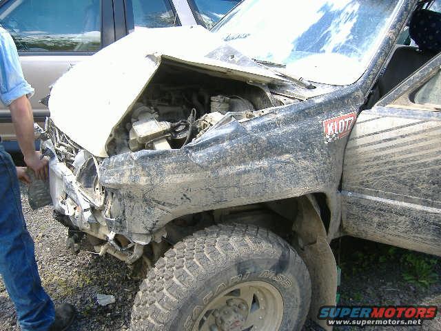 dscf0208.jpg the hood,fenders.tire,radiators was only 3 weeks old 