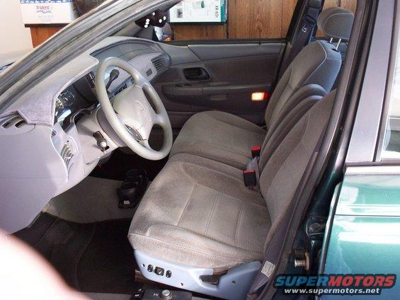 Profile of the front seats.