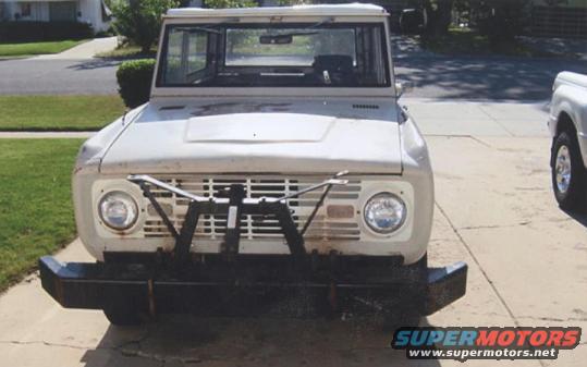 67-bronco1-002.jpg Front view, look at the size of that bumper, The Bronco lifted about 2" when I took that thing off.
