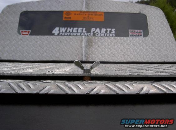 This wingnut locks the frontcover to the rear cover.