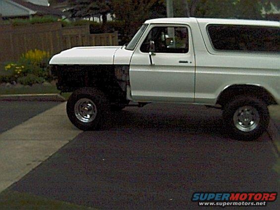 1978 Ford Bronco side view, white, missing front fender on driver's side