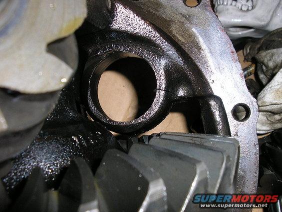 Close-up of differential gear assembly with Supermotors.net watermark