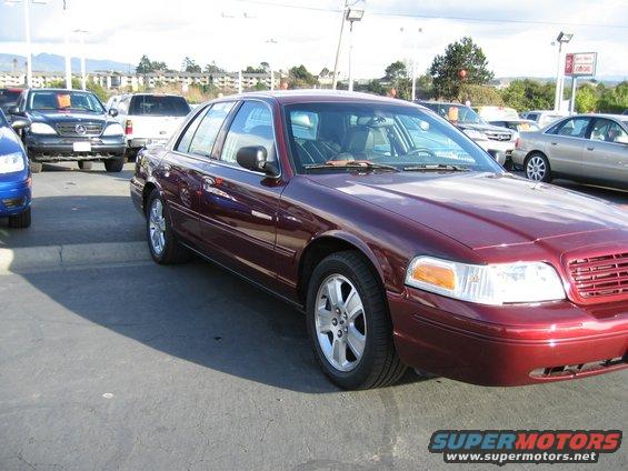 Maroon 2005 Ford Crown Victoria sedan, 3q front view