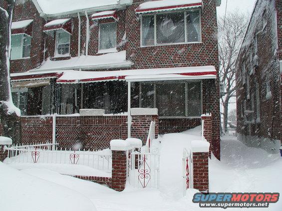 p2121053.jpg Tha crib.