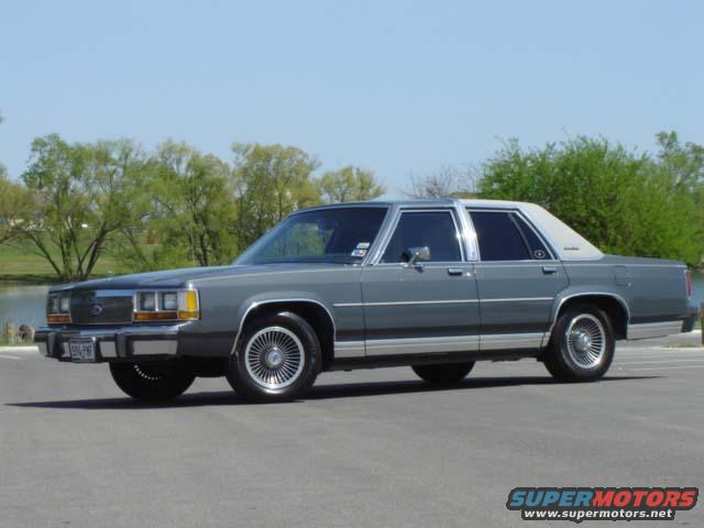 Gray 1988 Ford Crown Victoria LTD sedan, 3q front view