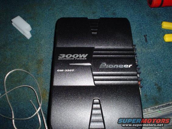Pioneer GM-320T amplifier with 300W maximum power label, next to wires and plastic clip