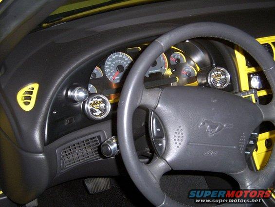 dcp_4405.jpg Autometer Carbon gauges and dash bezel.