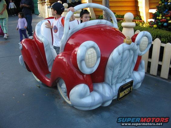 samnmaxdisneycar.jpg 