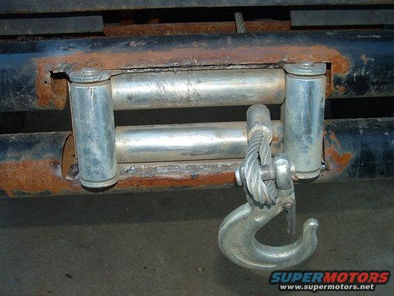 rollerfairlead.jpg Roller Fairlead.. not too bad.. needs cleaning and painting....