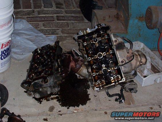 Engine cylinder heads with oil