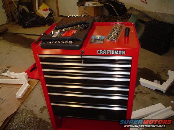 explorer-011.jpg what I got at sears Saturday.
8 drawer roll away,26 piece inch wrench set (1/4"-1 1/8"), 3 piece percision plier set, 6" impact extension, 3/4"x13/16" reversable impact socket and 3 1/4" npt QD's