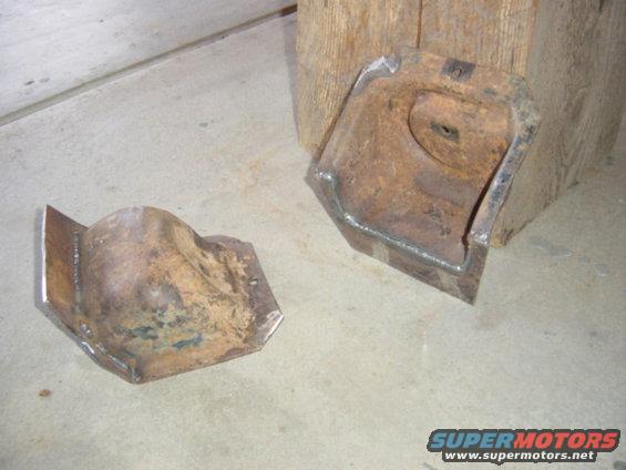 67-bronco1-020.jpg Rear coil buckets.