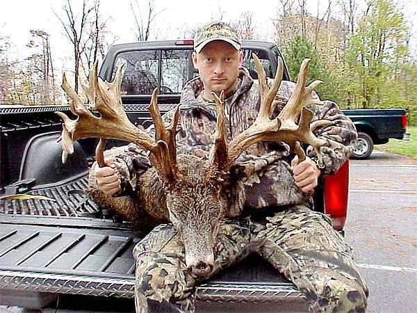 ohionontypicalrecord2000.jpg Ohio Non-Typical buck. 