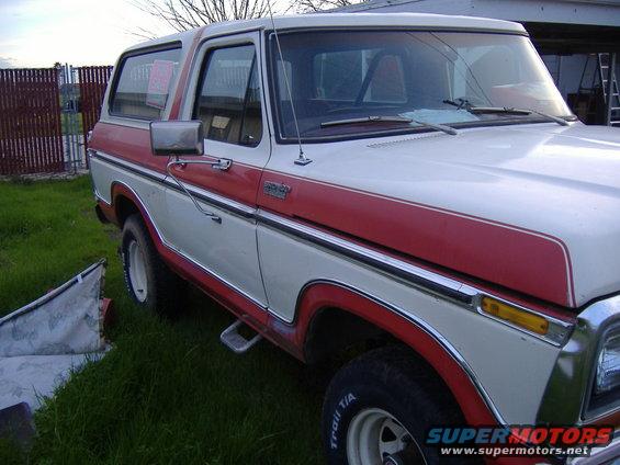 1978 Ford Bronco, white and red two-tone, 3/4 front view