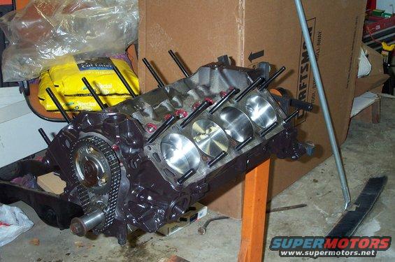 dcp_6777.jpg pic of the assembly of the 302 for my truck